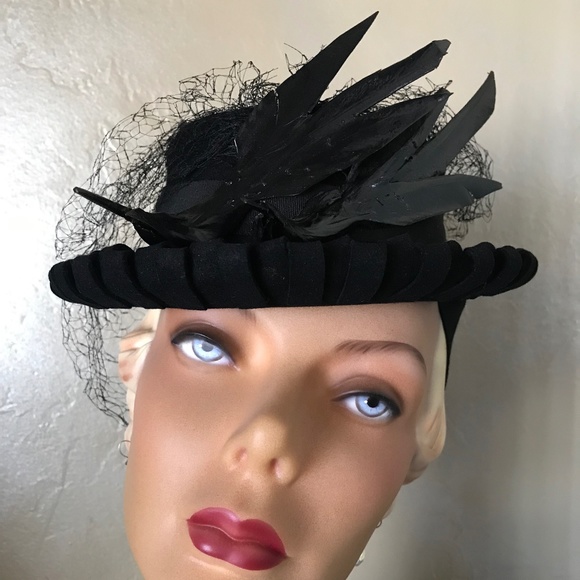 RARE 1930s' BLACK FELT TILT HAT WITH 2 LACQUERED "BIRDS", STRAP & LARGE. VEIL - Picture 2 of 16